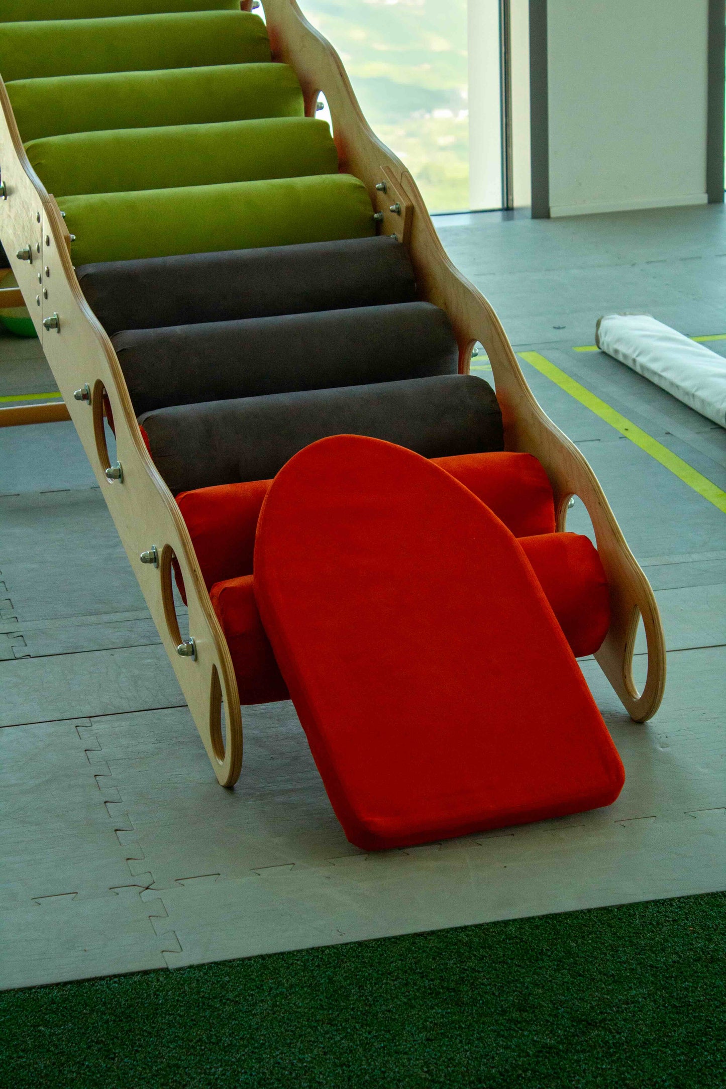 Große Rollenrutsche mit Brückenleiter